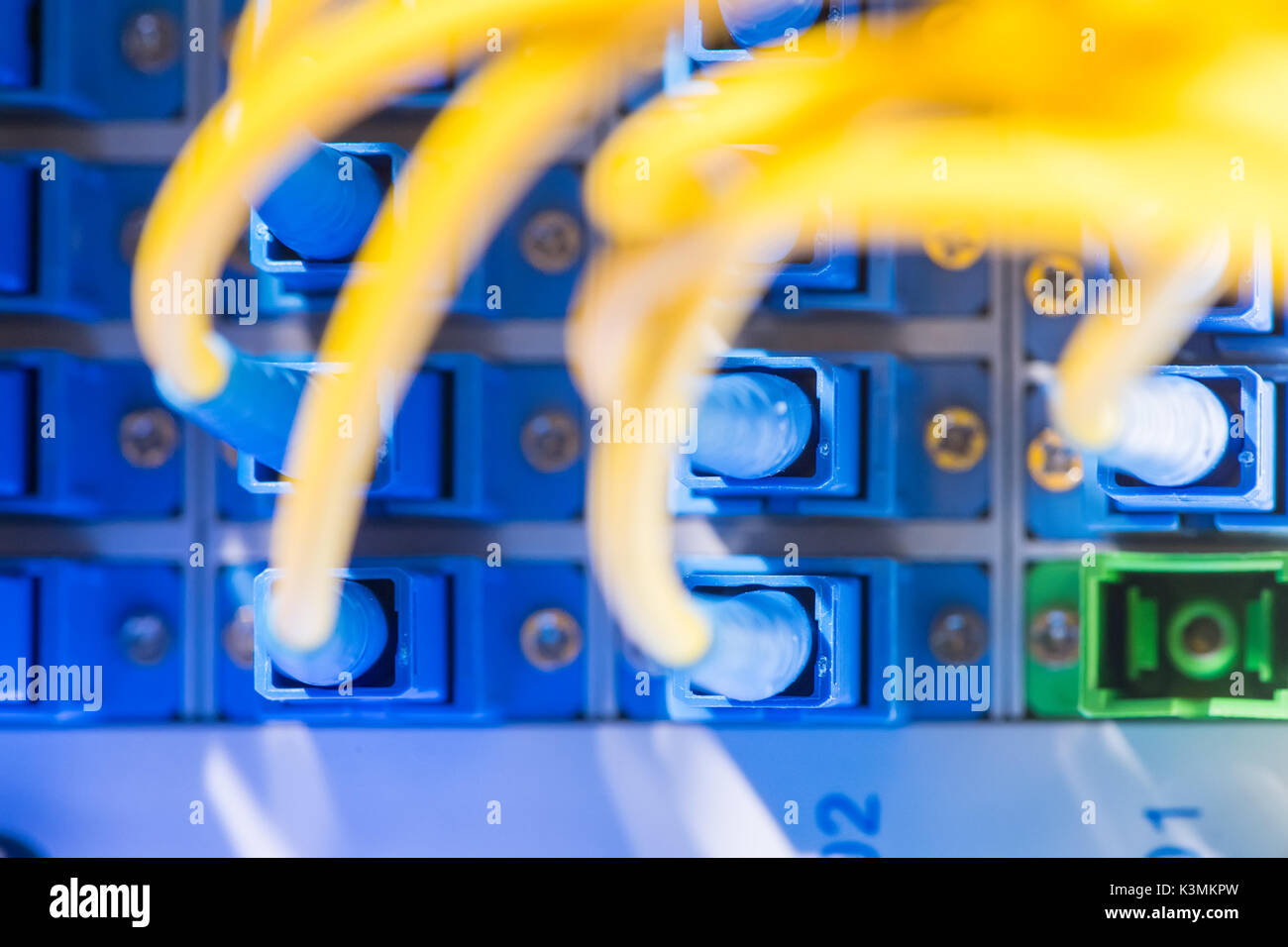 Fibra ottica alle apparecchiature per la tecnologia dell'informazione nel centro dati Foto Stock