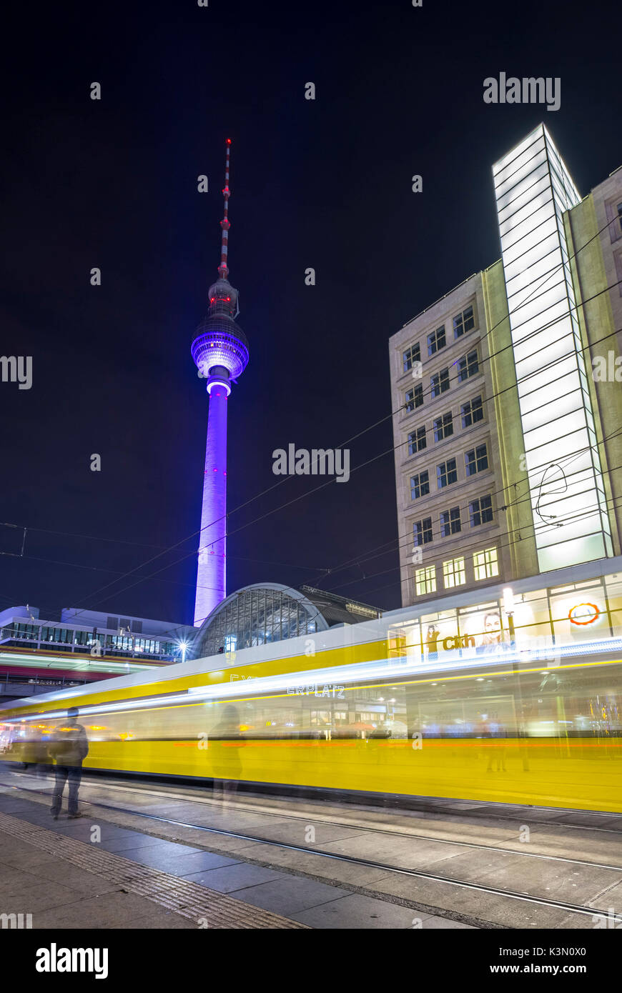 Una lunga esposizione nei pressi di Alexanderplatz, stazione ferroviaria e Fernsehturm nel distretto Mitte di Berlino, Germania. Foto Stock
