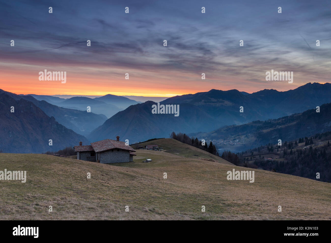 Tramonto in inverno ai rifugi del Monte Alino sopra la città di Parre, Val Seriana, provincia di Bergamo, Lombardia, Italia. Foto Stock