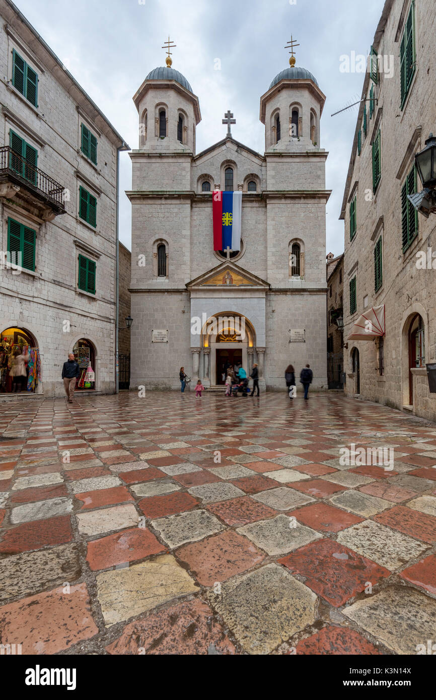 La chiesa di San Nicola (Sveti Nikola). Sulla facciata esterna è la bandiera della Chiesa Ortodossa serba. Kotor, Montenegro Foto Stock