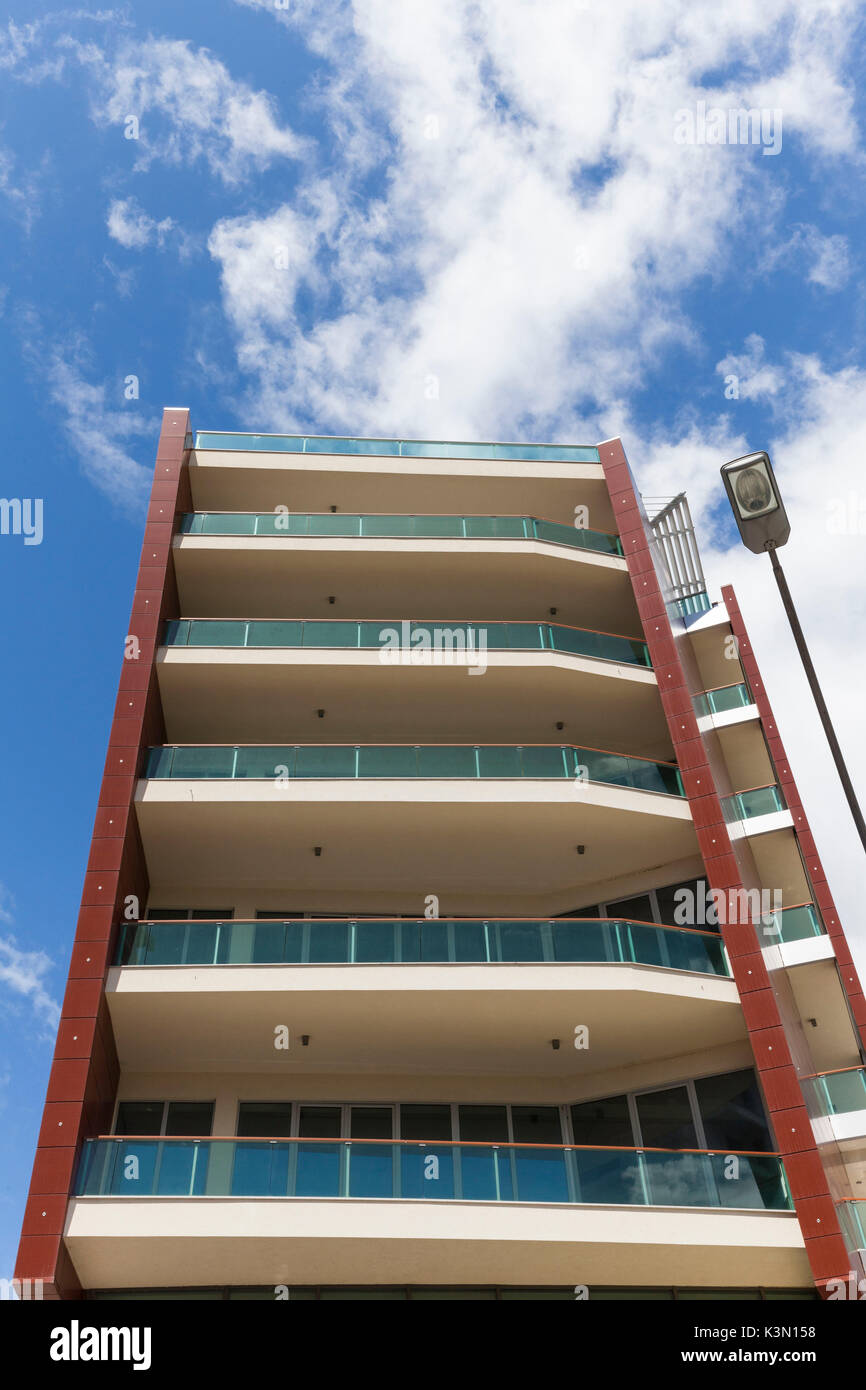 E moderno grattacielo lungo la strada principale vicino al mare adriatico in Budva, Montenegro Foto Stock