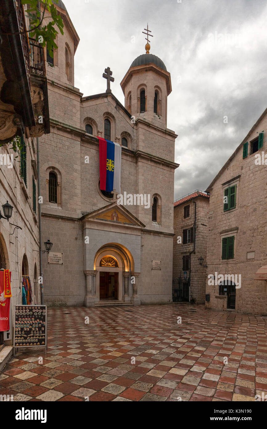 La chiesa di San Nicola (Sveti Nikola). Sulla facciata esterna è la bandiera della Chiesa Ortodossa serba. Kotor, Montenegro Foto Stock