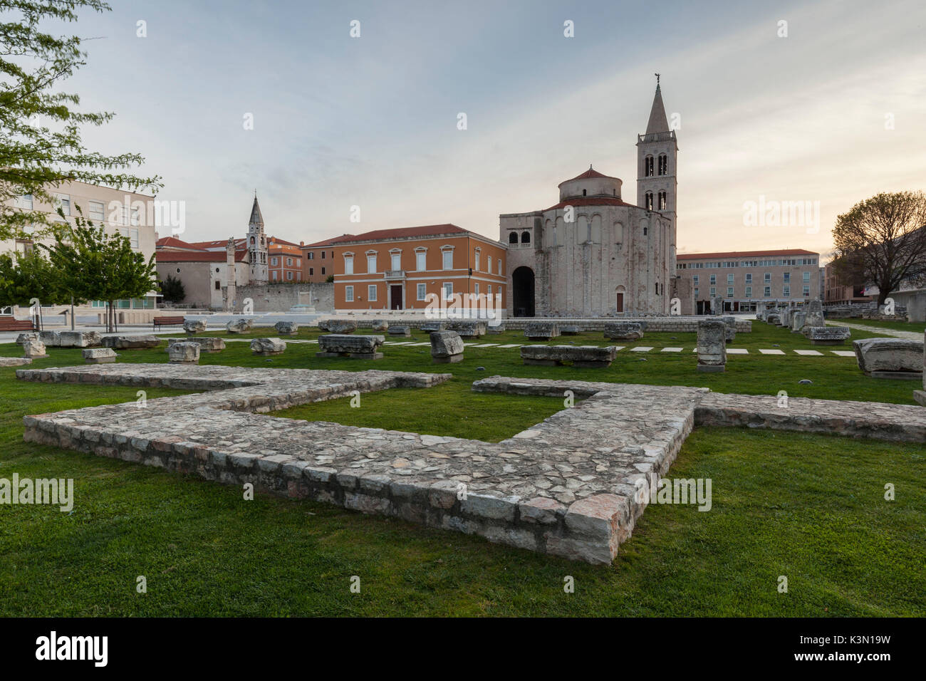 Chiesa di San Donat e manufatti storici al foro romano in Zara, Dalmazia, Croazia Foto Stock