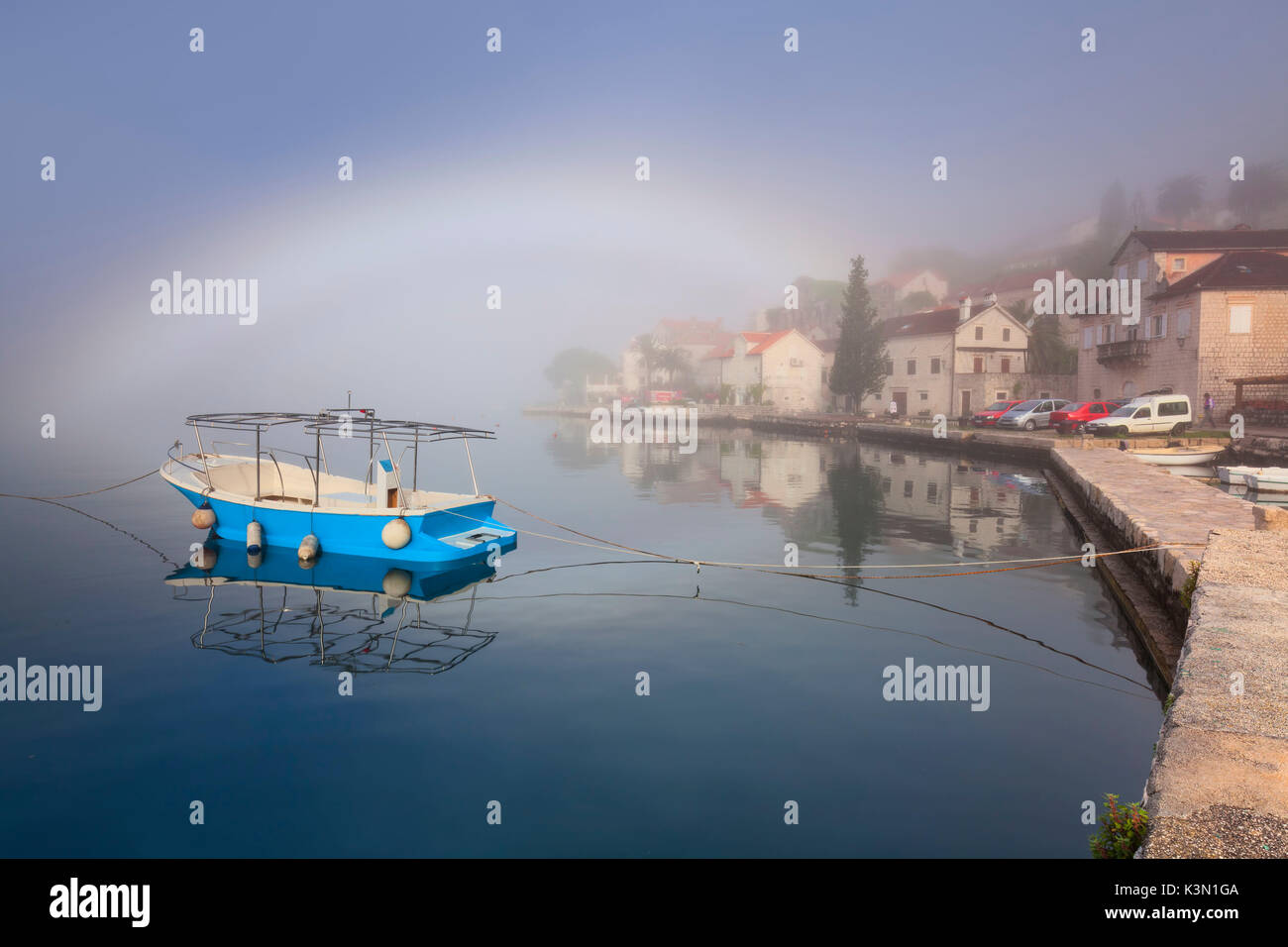 Perast è una vecchia città sulla Baia di Kotor in Montenegro. Nella foto una mattinata nebbiosa sulla baia con un po' di arcobaleno. Foto Stock