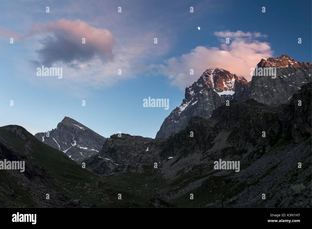 Nuvole alla sommità del picco il Monviso al tramonto, Crissolo, Po' Valley, Distretto di Cuneo, Piemonte, Italia. Foto Stock