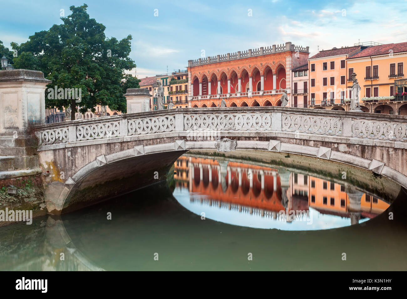 In Prato della Valle, la Loggia Amulea, Padova. In Prato della Valle, uno dei simboli di Padova è una grande piazza ellittica caratterizzato da un'isola verde nel centro, chiamato Isola Memmia, circondata da un canale. Foto Stock