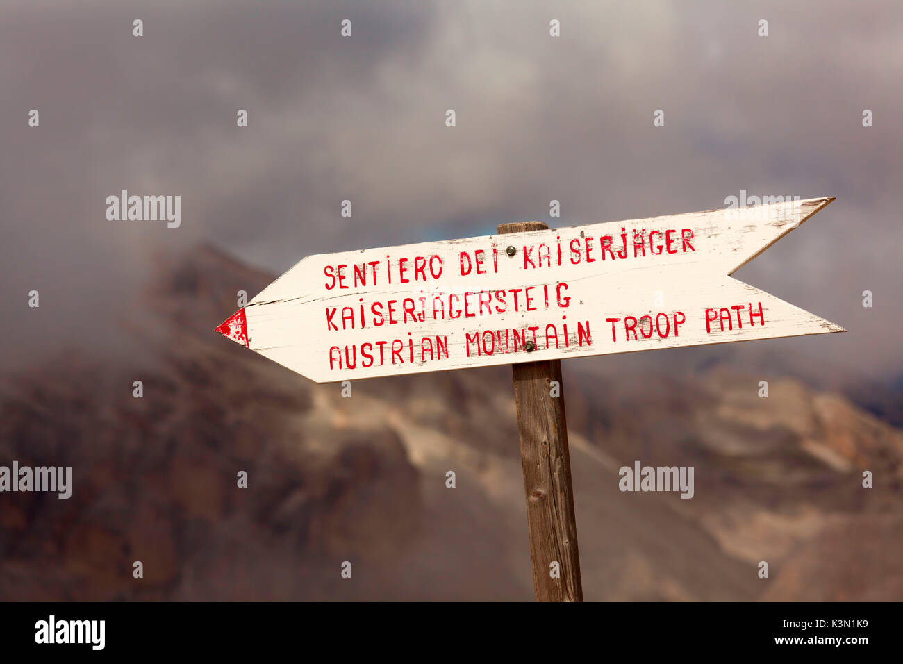 Il percorso Kaiserjaeger era la via di comunicazione tra il passo Valparola e posizioni ad alta altitudine sul Piccolo Lagazuoi. Utilizzando questo percorso sono stati trasportati in cibo, munizioni e altro materiale. Oggi il percorso è stato restaurato e reso praticabile nella sua interezza. Il la maggior parte delle sezioni esposte sono state attrezzate con corde fisse. Foto Stock