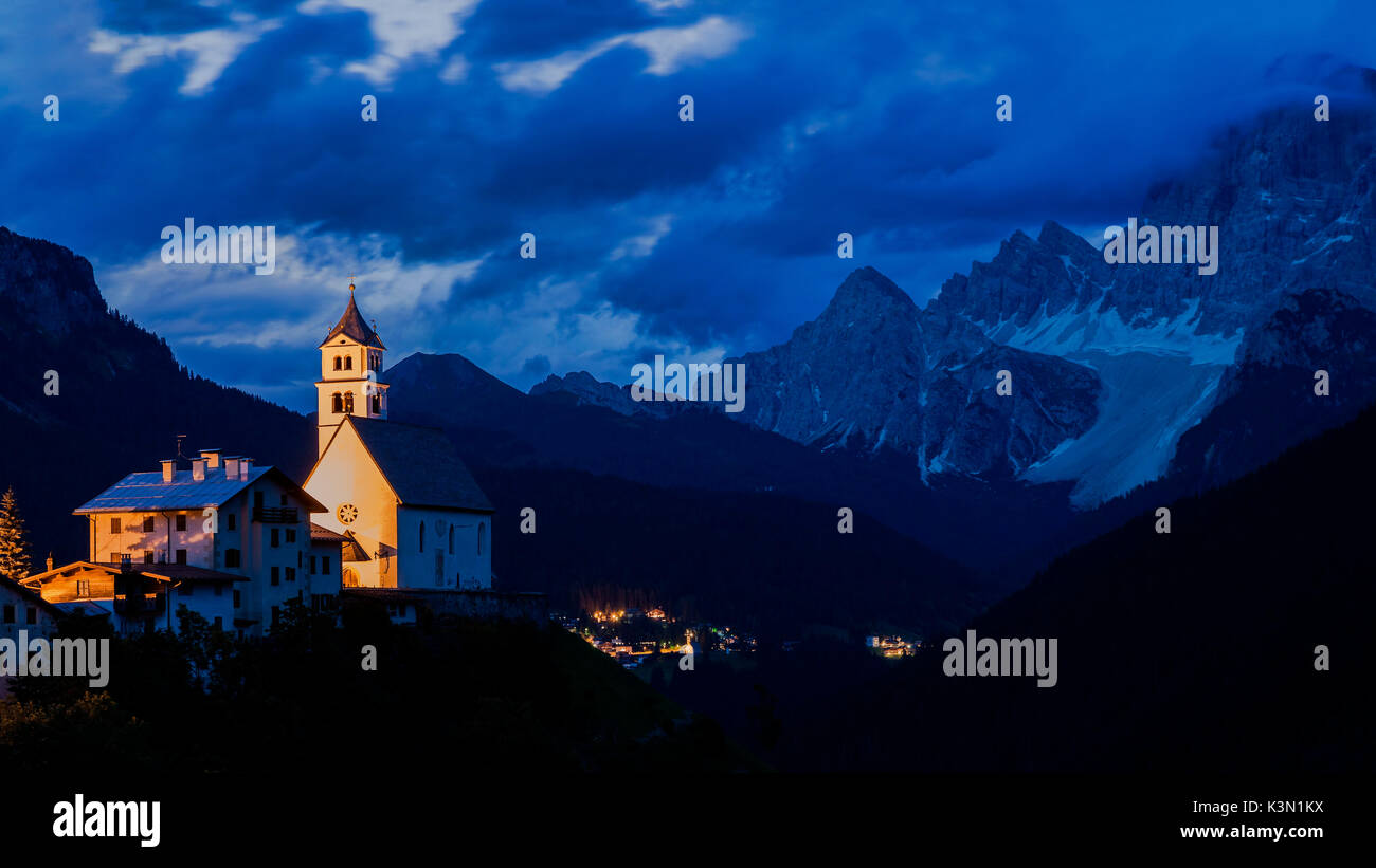 Il borgo di Colle Santa Lucia, in provincia di Belluno si trova nel centro delle Dolomiti, nella parte settentrionale dell'Agordino. Il centro principale, Villagrande, sorge sulla sommità di una collina in posizione panoramica sulla sottostante valle del fiume Fiorentina. Foto Stock