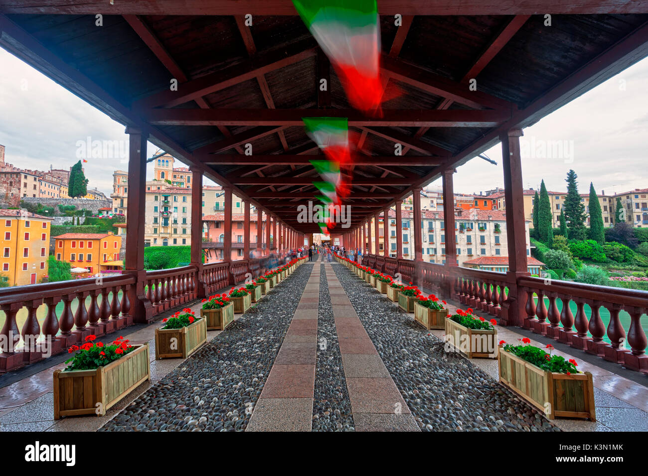 Il Ponte Vecchio o Ponte degli Alpini (Alpini's bridge) è la coperta in legno ponte pontone progettato dall architetto Andrea Palladio nel 1569. Il ponte si trova a Bassano del Grappa e fu distrutto molte volte, l'ultima volta nella II Guerra Mondiale. Il ponte attraversa il fiume Brenta. Foto Stock