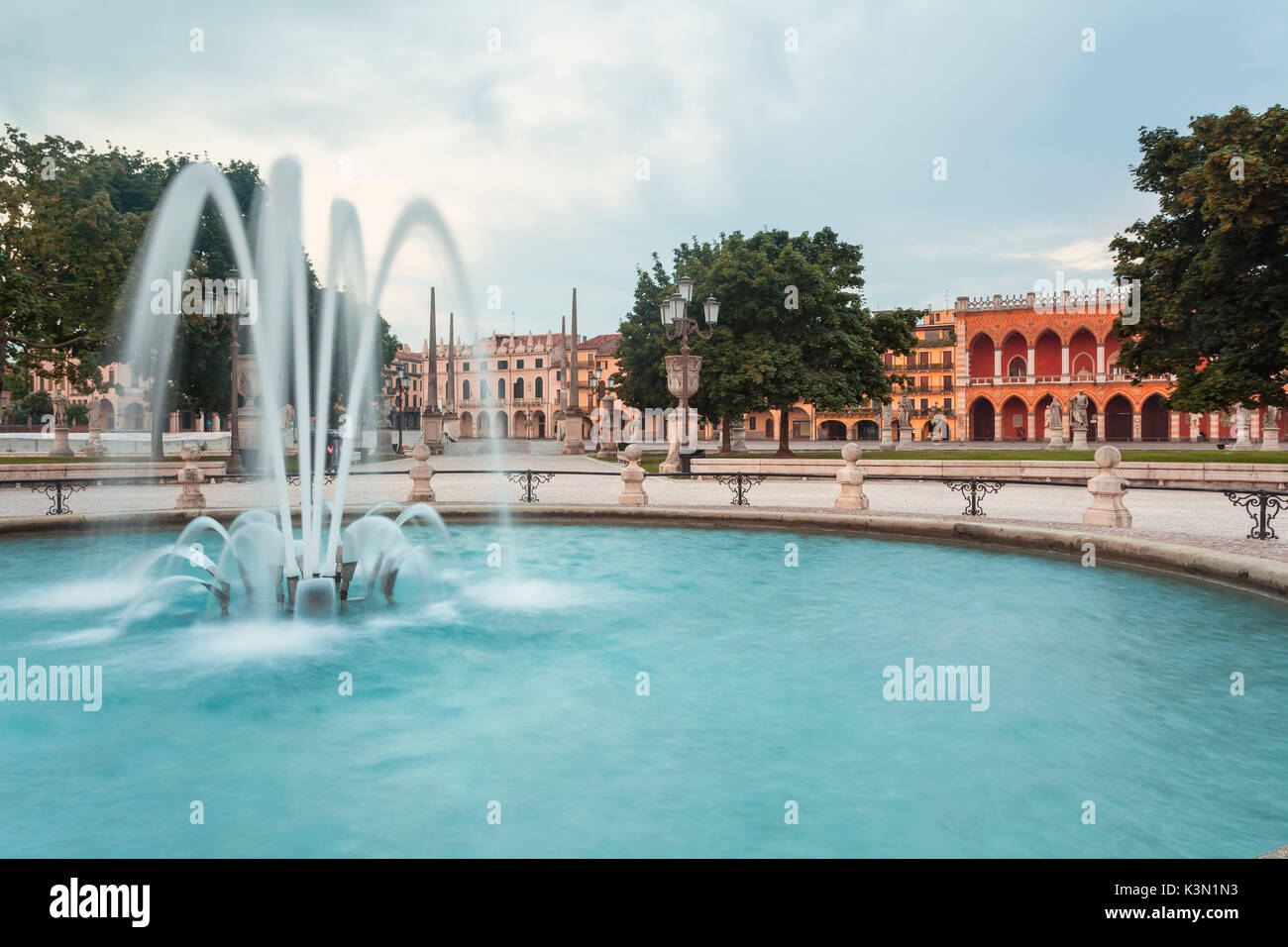 In Prato della Valle, uno dei simboli di Padova è una grande piazza ellittica caratterizzato da un'isola verde nel centro, chiamato Isola Memmia, circondata da un canale. Una linea di 78 figure in pietra, che rappresenta i cittadini famosi di Padova. In corrispondenza del ponte troverete le statue di papi e di dogi e altre persone che sono particolarmente noto nella storia di Padova. Foto Stock