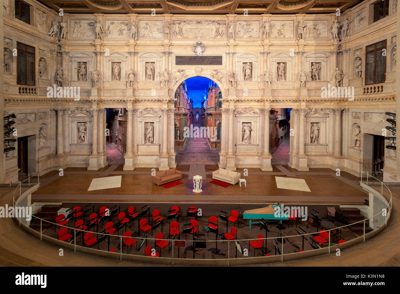 Teatro Olimpico interno in Vicenza, Italia Teatro Olimpico di Vicenza è in assoluto il primo teatro coperto in tutto il mondo ed è stato progettato dal famoso architetto rinascimentale Andrea Palladio Foto Stock