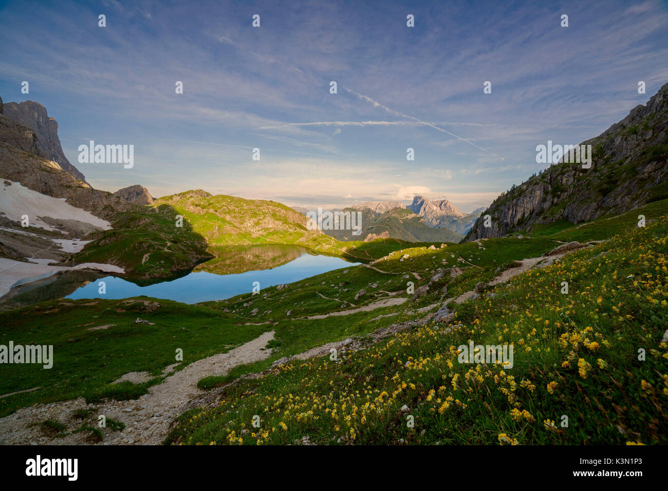 L'Europa, Italia, Veneto, Belluno. Il bacino con la montagna lago Coldai verso la Marmolada, Dolomiti, Gruppo della Civetta Foto Stock