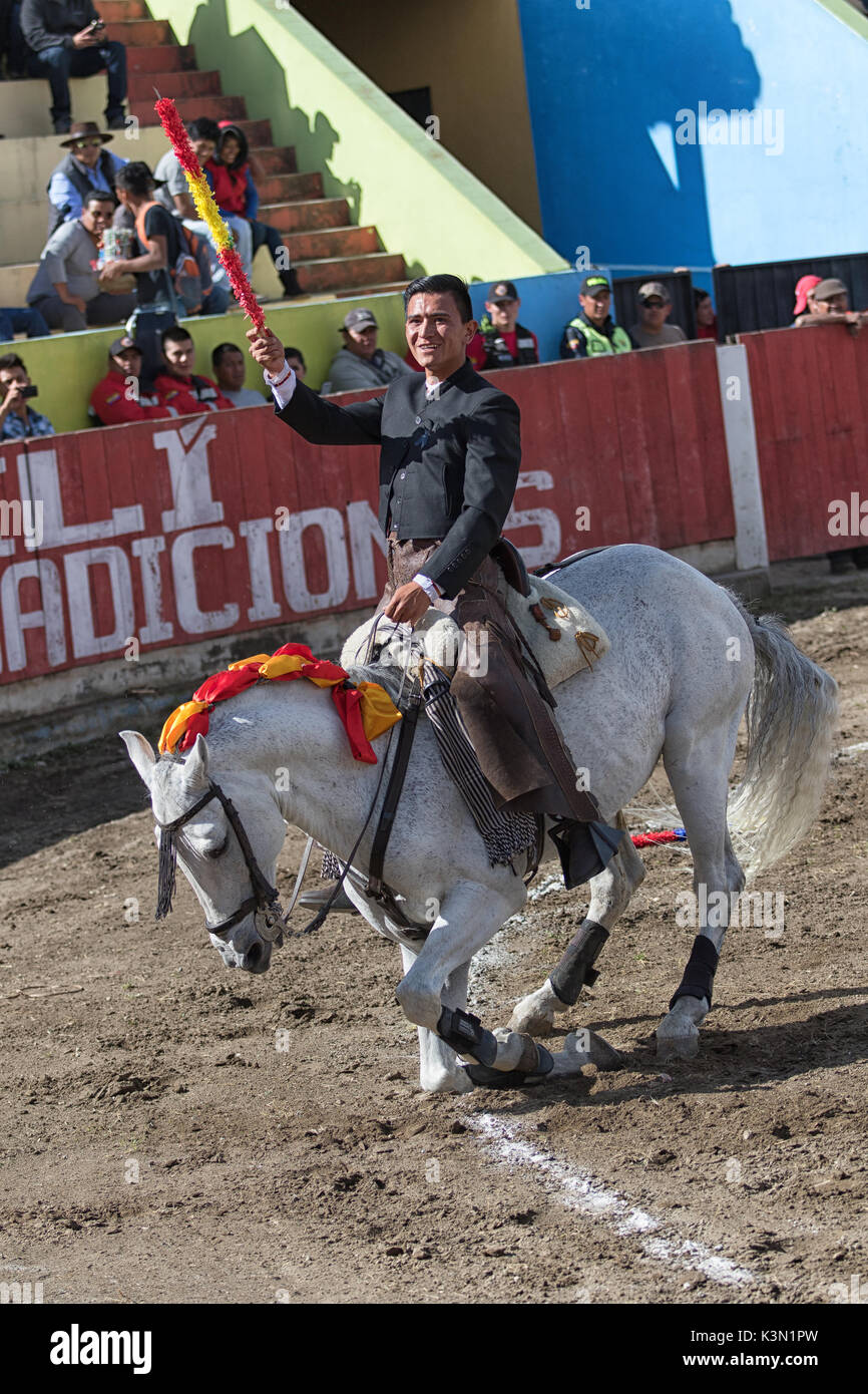 Giugno 18, 2017, Pujili, Ecuador: torero nell'arena porta il cavallo è alle sue ginocchia come un omaggio per gli spettatori Foto Stock