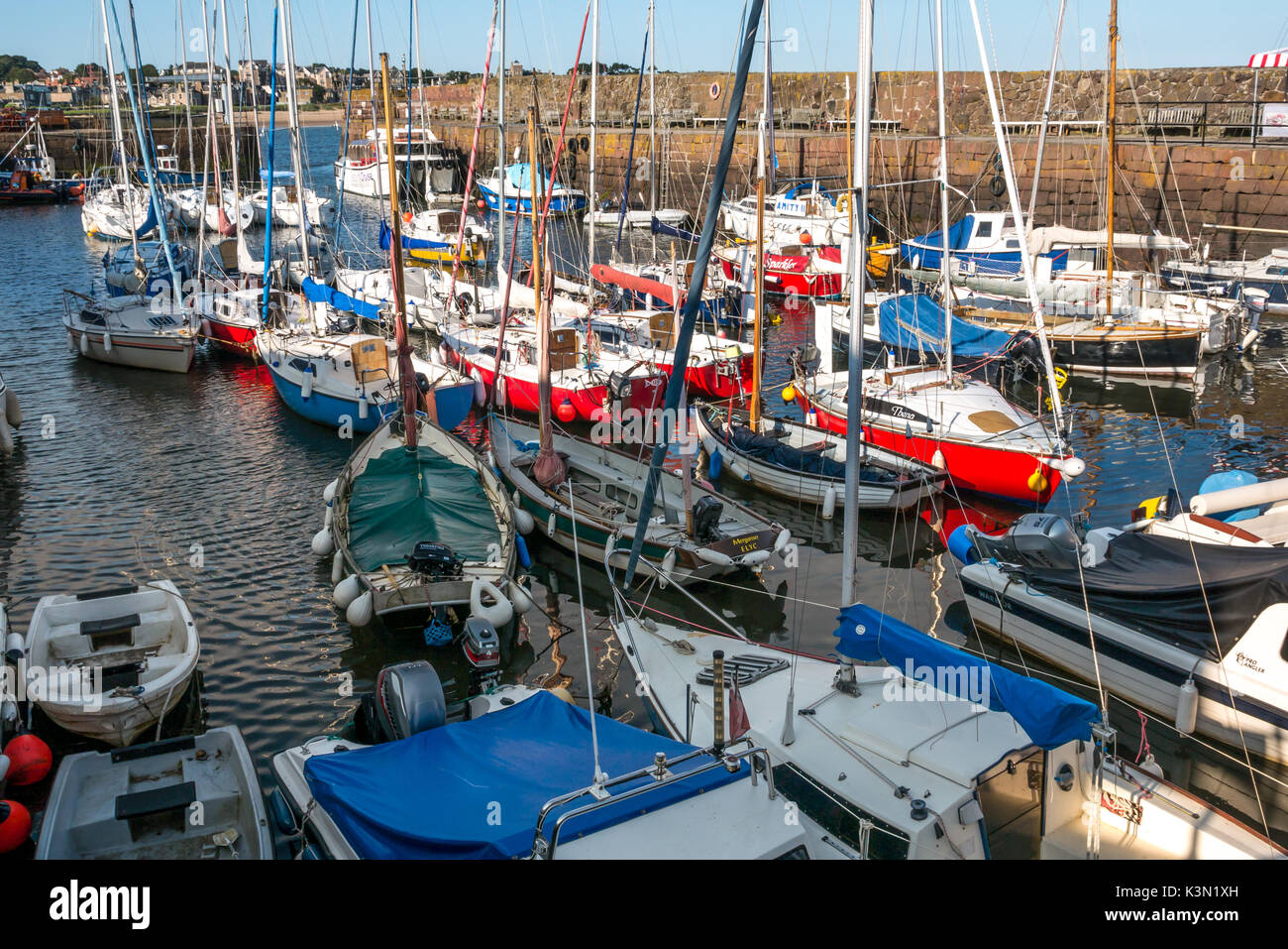 Barche a vela, East Lothian Yacht club, ormeggiata in North Berwick Harbour sulla giornata di sole, North Berwick, East Lothian, Scozia, Regno Unito Foto Stock