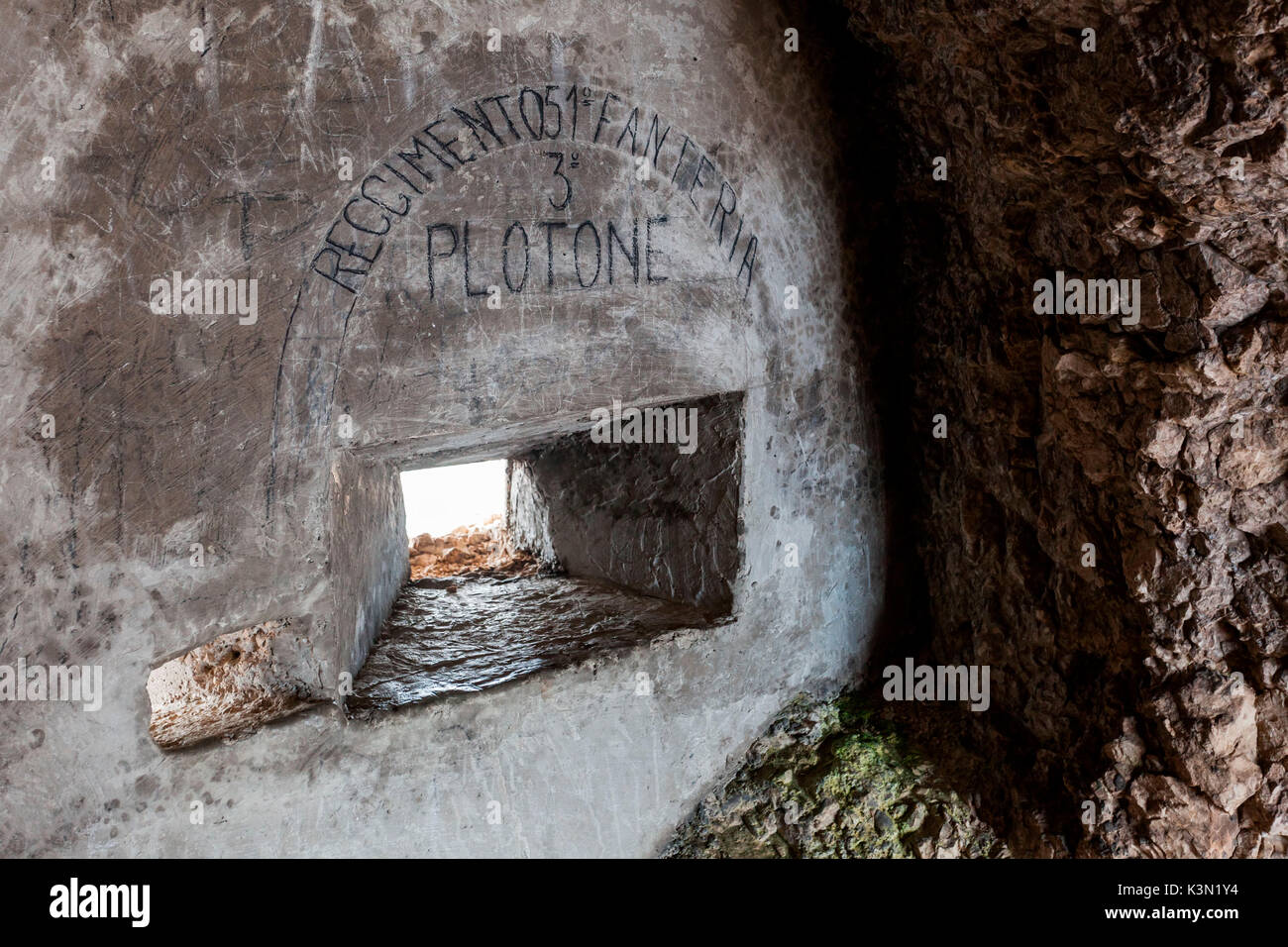 Fessura riprese in una grotta di Punta Serauta con '51 Reggimento di Fanteria, terzo plotone', Marmolada, Dolomiti Foto Stock