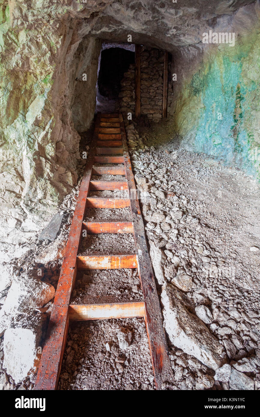 Grotta divisa in diverse aree appena sotto la diga del Lago di Fedaia, in tempo di guerra utilizzato come un magazzino da un esercito austriaco. Foto Stock