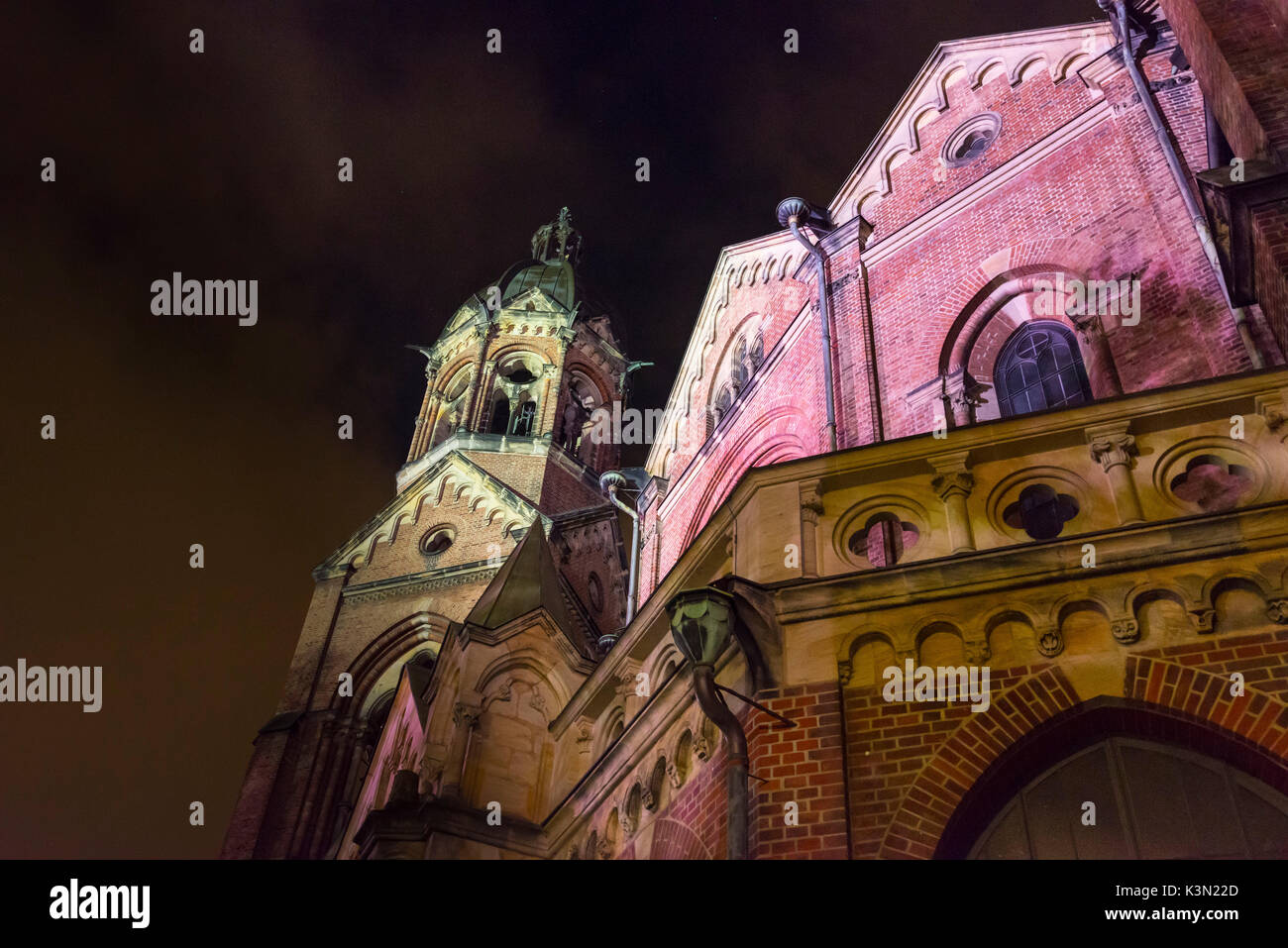 In Germania, in Baviera, Monaco di Baviera, la chiesa di San Lukas di notte Foto Stock