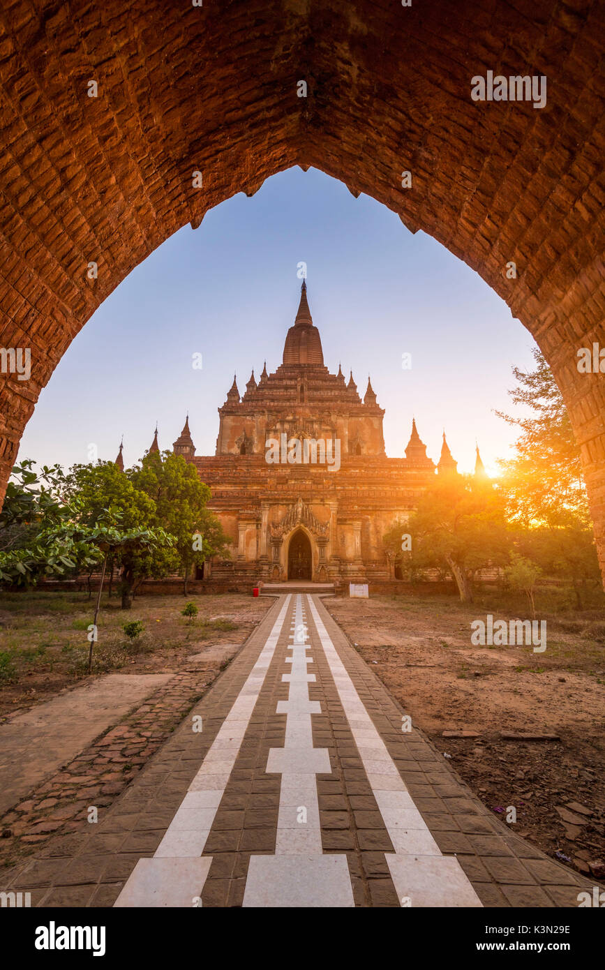 Bagan, Mandalay regione, Myanmar (Birmania). Pagoda Sulamani entrata a sunrise. Foto Stock