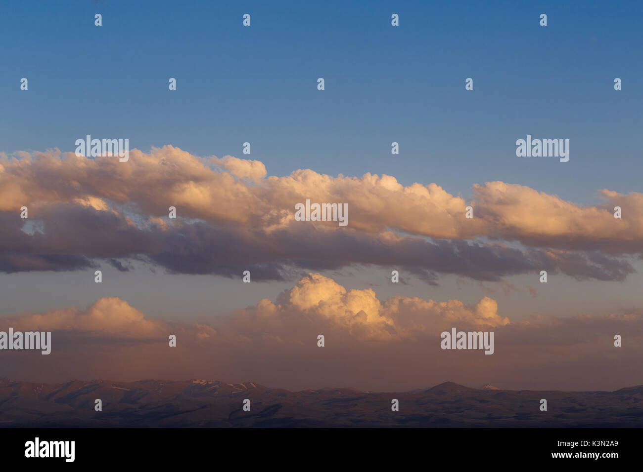 Nuvole sopra le montagne di Armenia Foto Stock