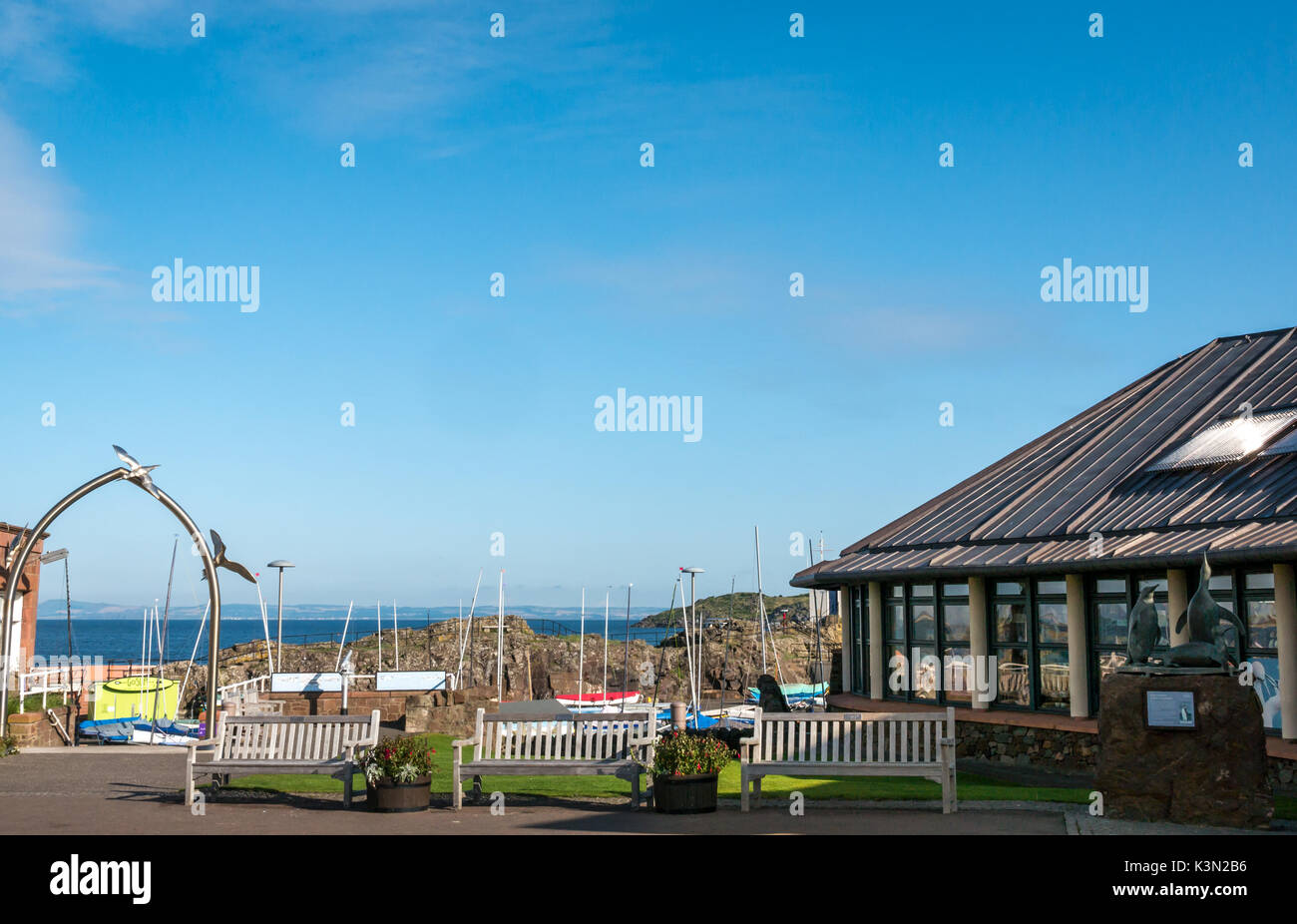 Scottish pinguini Center building , North Berwick, East Lothian, Scozia, con gannett gateway in corrispondenza di fasi che portano al porto sulla giornata di sole Foto Stock