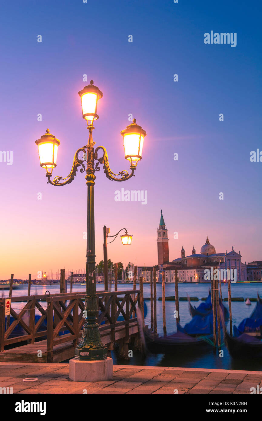 Riva degli Schiavoni, Venezia, Veneto, Italia. Gondole attraccate di fronte la chiesa di San Giorgio. Foto Stock