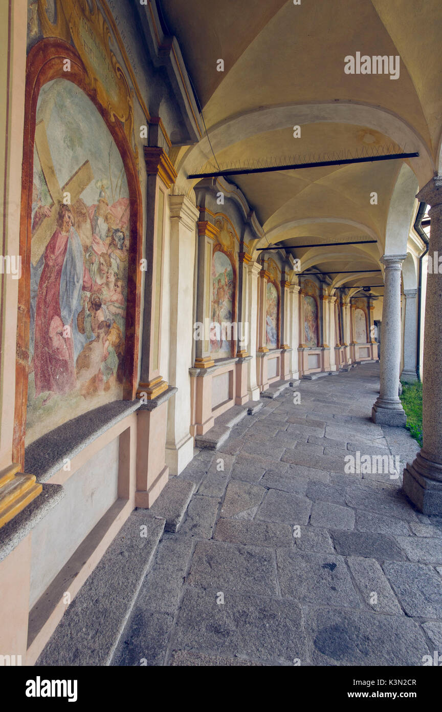 Mergozzo, Lago di Mergozzo, Piemonte, Italia. La chiesa e il suo vecchio chiostro con dipinti e portici. Foto Stock