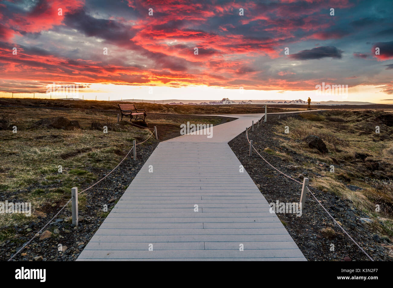 Gulfoss, Islanda. Il percorso sotto il Cielo di tramonto a mezzanotte. Foto Stock