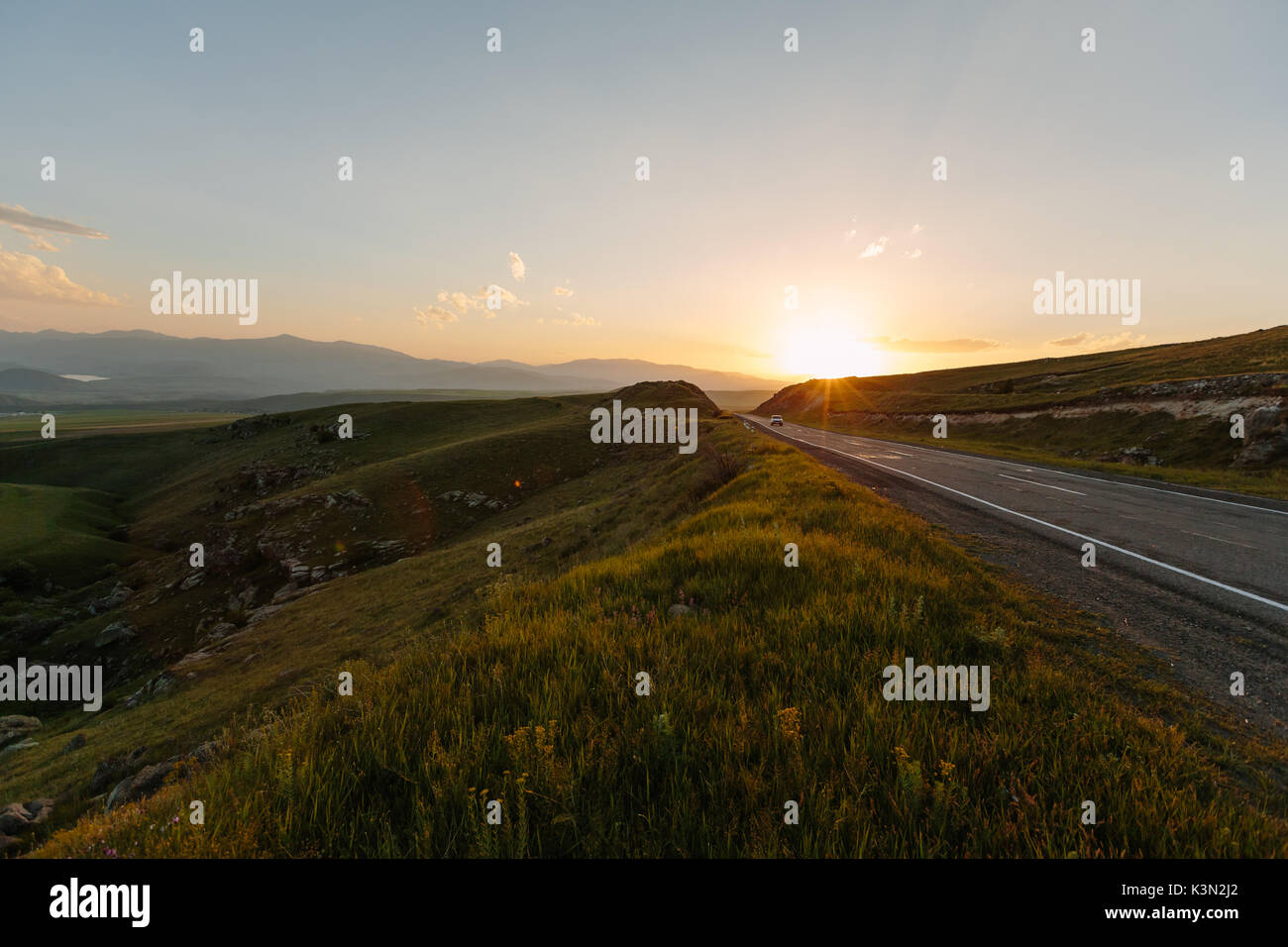 Strada al tramonto, Armenia Foto Stock