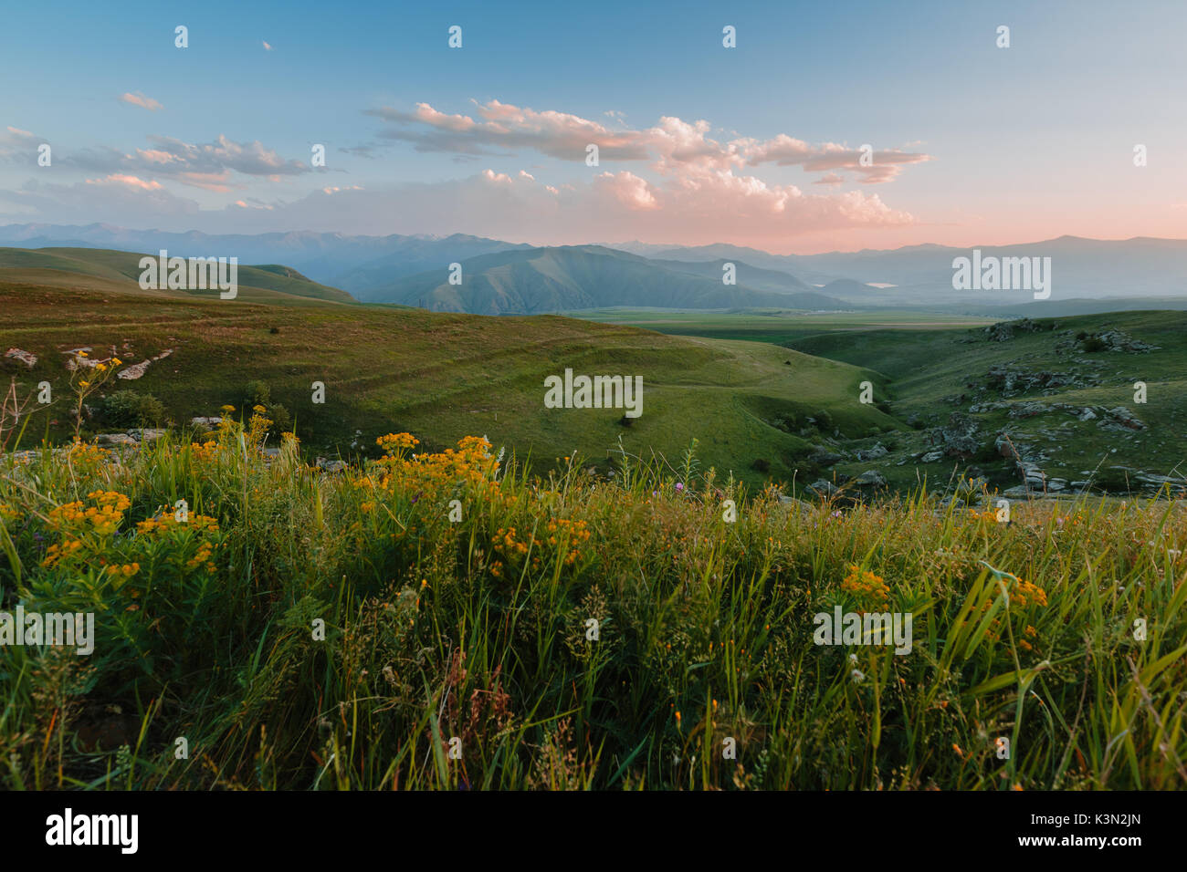 Il movimento delle nuvole sopra il verde valle di Armeno Foto Stock