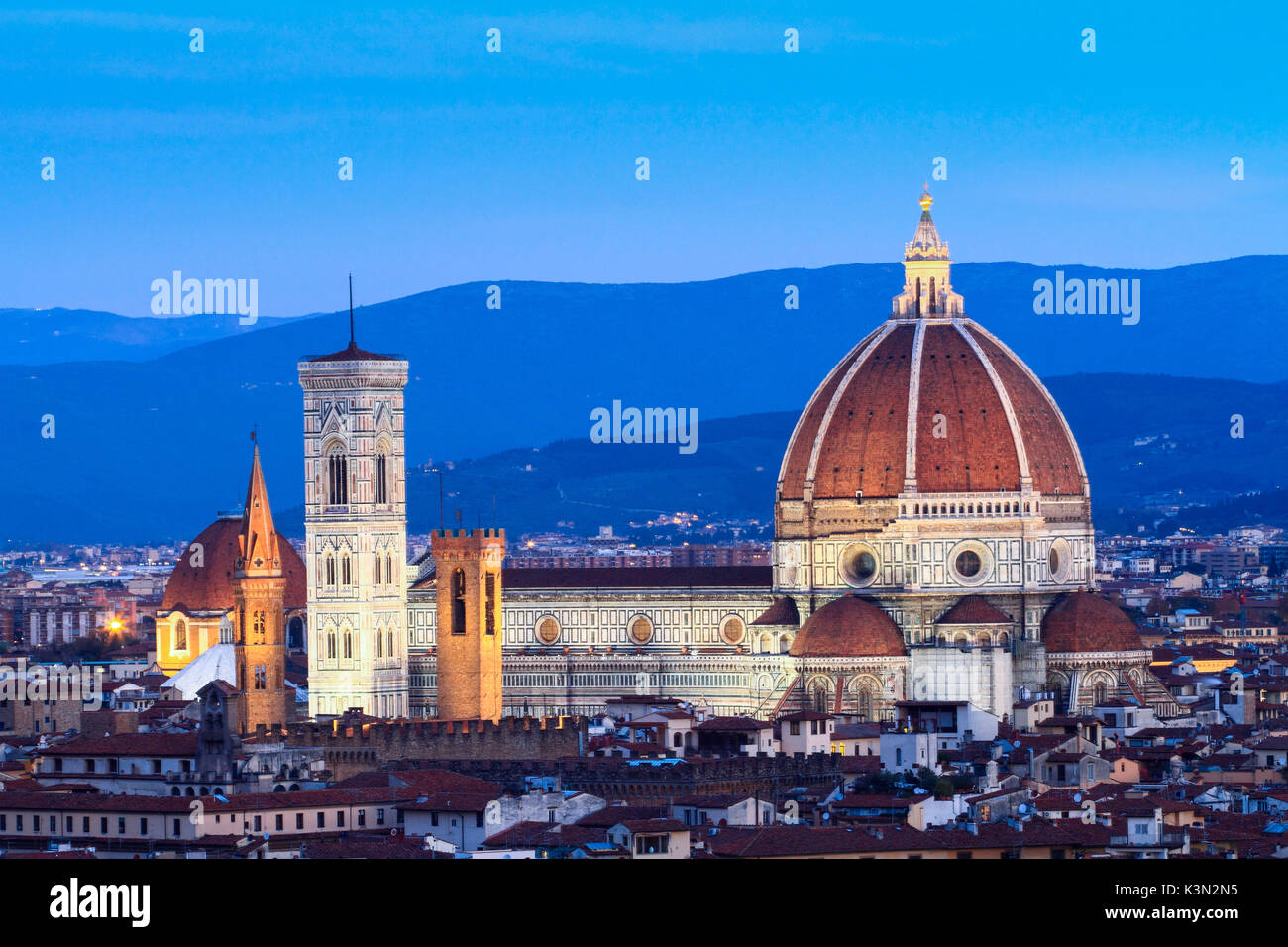 L'Europa, Italia, Toscana, Firenze. Il Duomo di Firenze con la Basilica di Santa Maria Novella in abito da sera Foto Stock