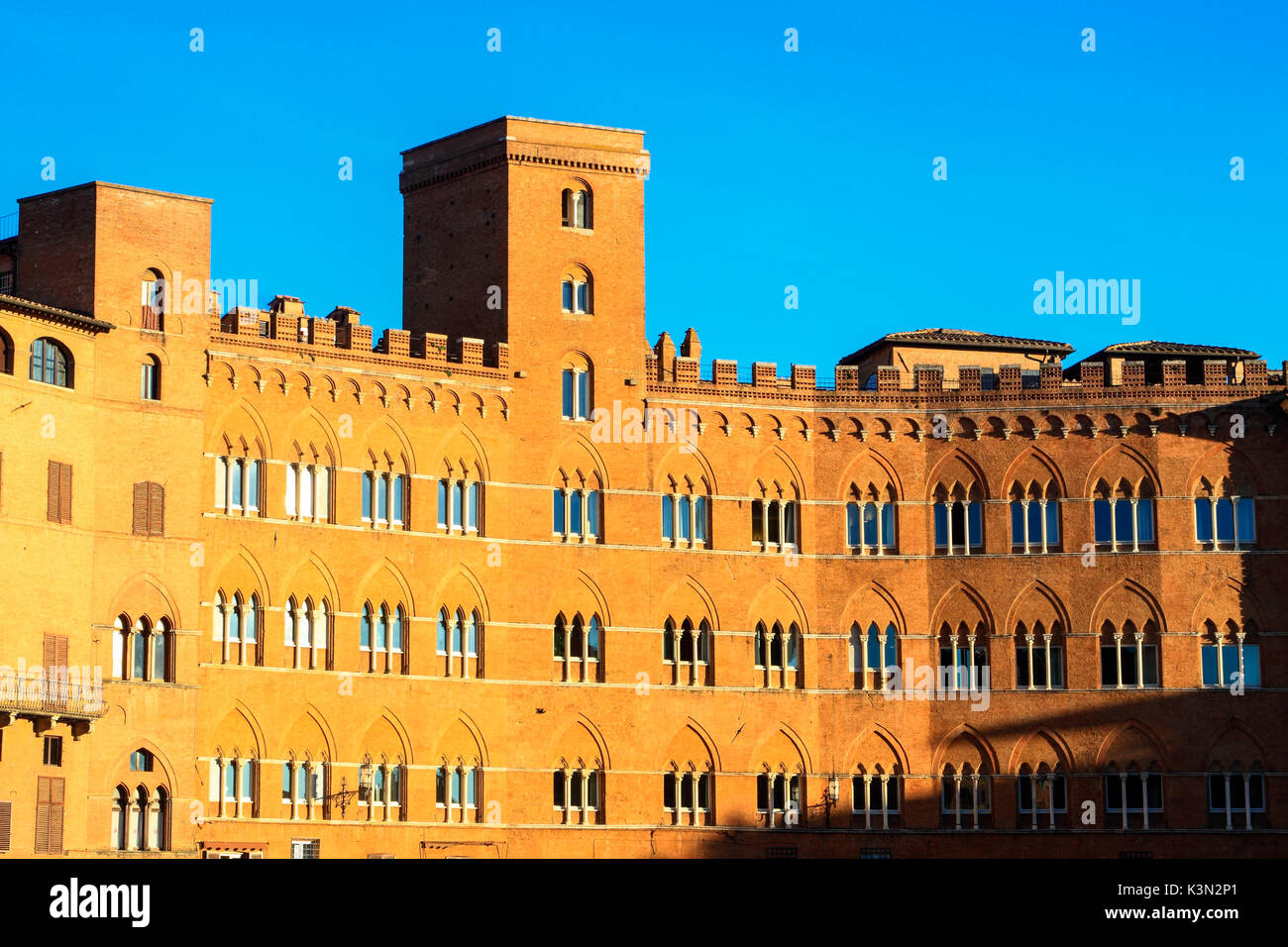 Antico palazzo in Piazza del Campo a Siena, Toscana, Italia, Europa Foto Stock
