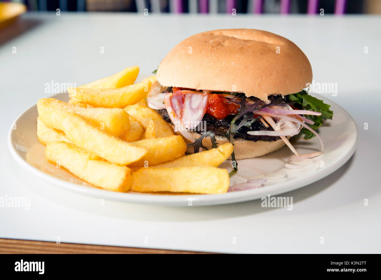 Hamburger e patatine serviti in una caffetteria, UK. Foto Stock