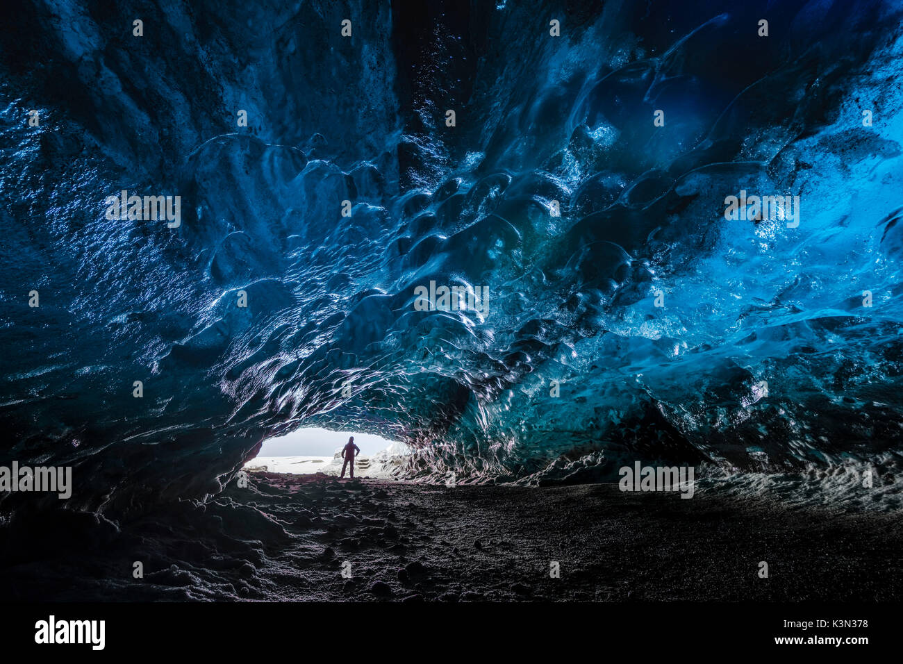 L'uomo all'interno di uno speleologo di ghiaccio sotto il ghiacciaio Vatnajokull, Vatnajokull national park, Est Islanda Islanda (MR) Foto Stock