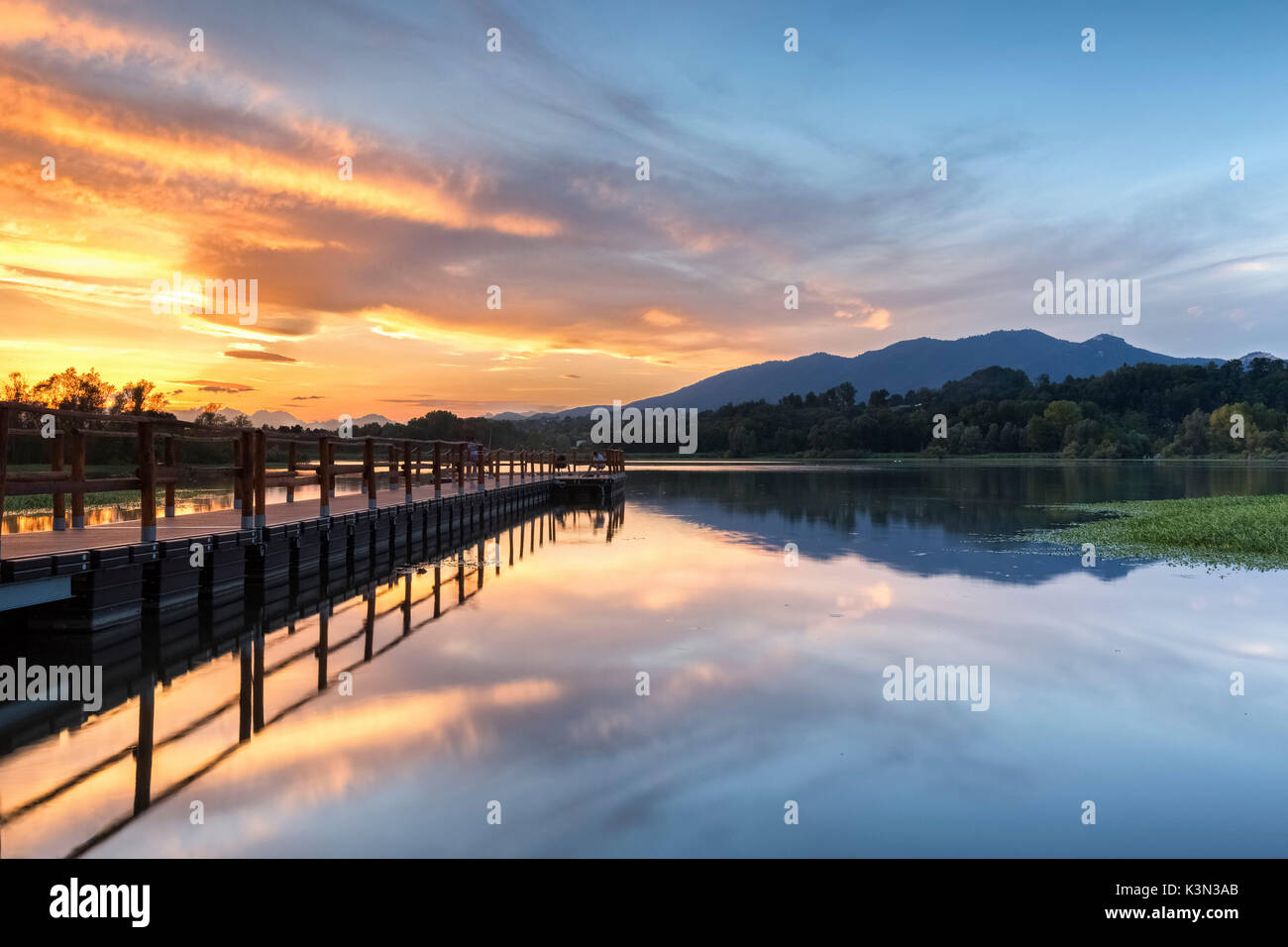 Il molo di Capolago appoggiarsi sul Campo dei Fiori durante un tramonto, provincia di Varese, Lombardia, Italia. Foto Stock