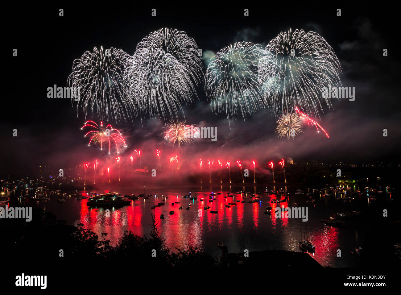 I Fuochi d'artificio la Sagra di San Giovanni, Ossuccio, Lago di Como, Lombardia, Italia. Foto Stock