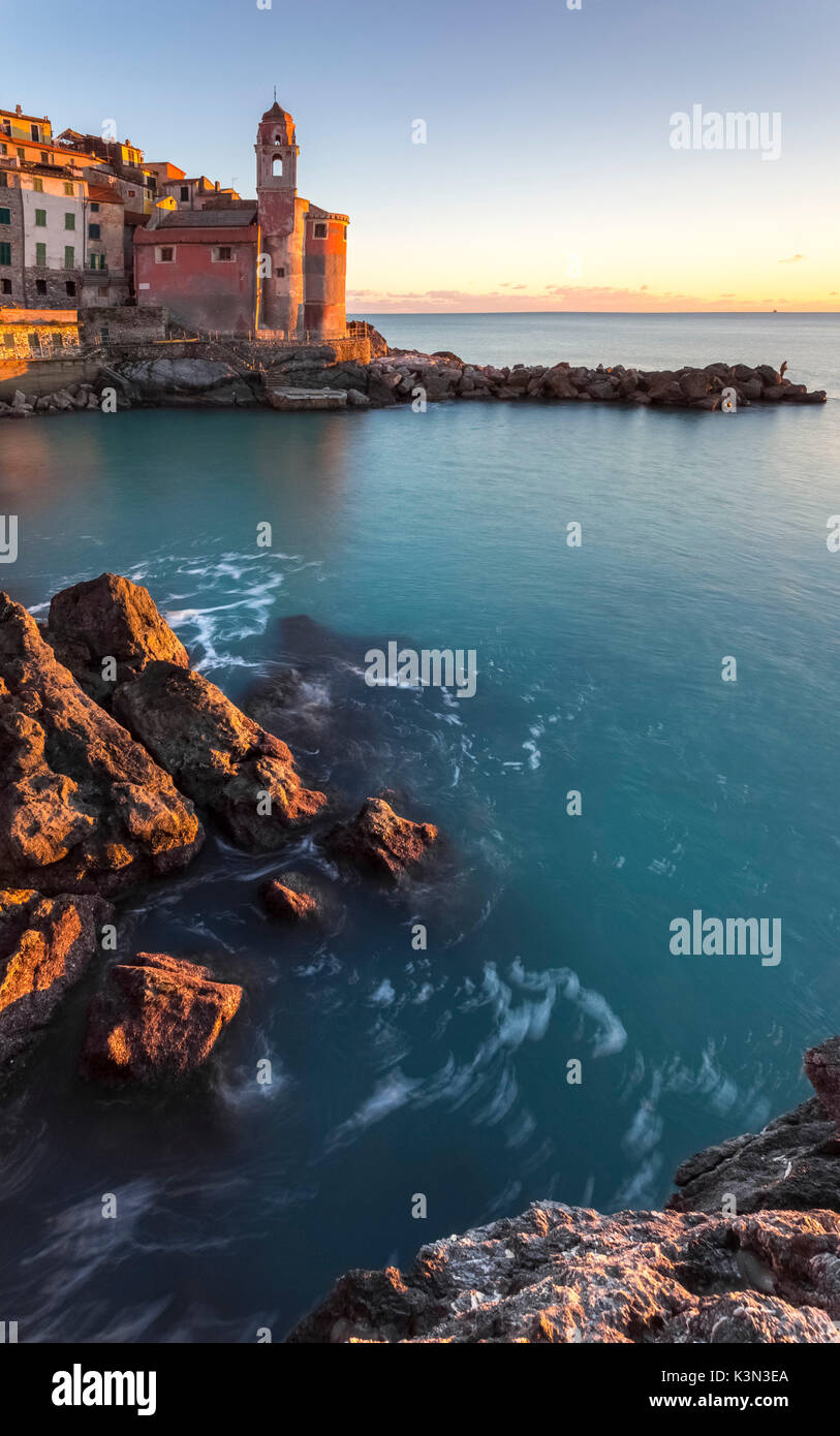 Tellaro città al tramonto dalle rocce del suo piccolo porto, Lerici, Golfo di La Spezia, Liguria, Italia. Foto Stock
