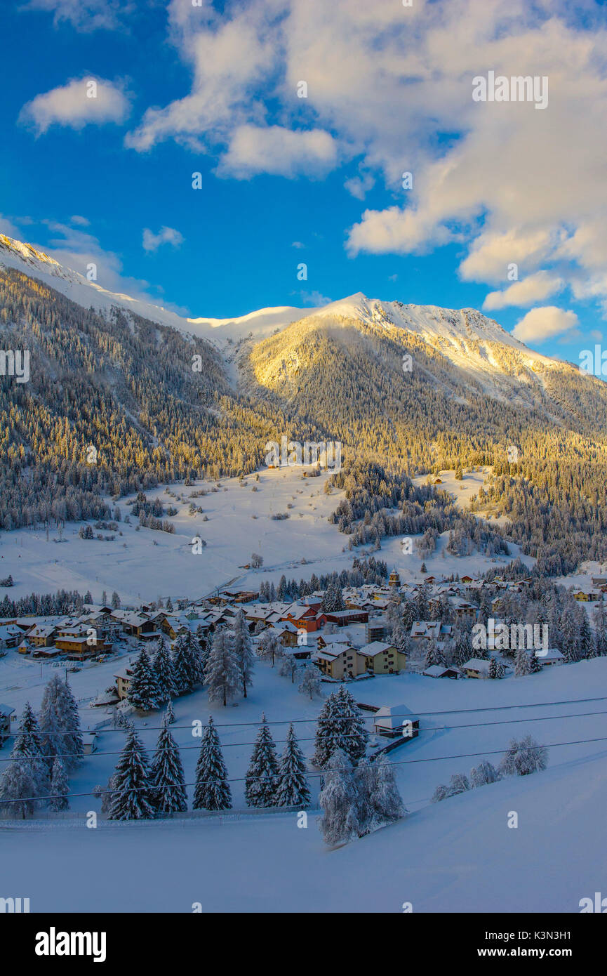 Piccolo villaggio con neve incontaminata. La Svizzera e l'Europa. Foto Stock