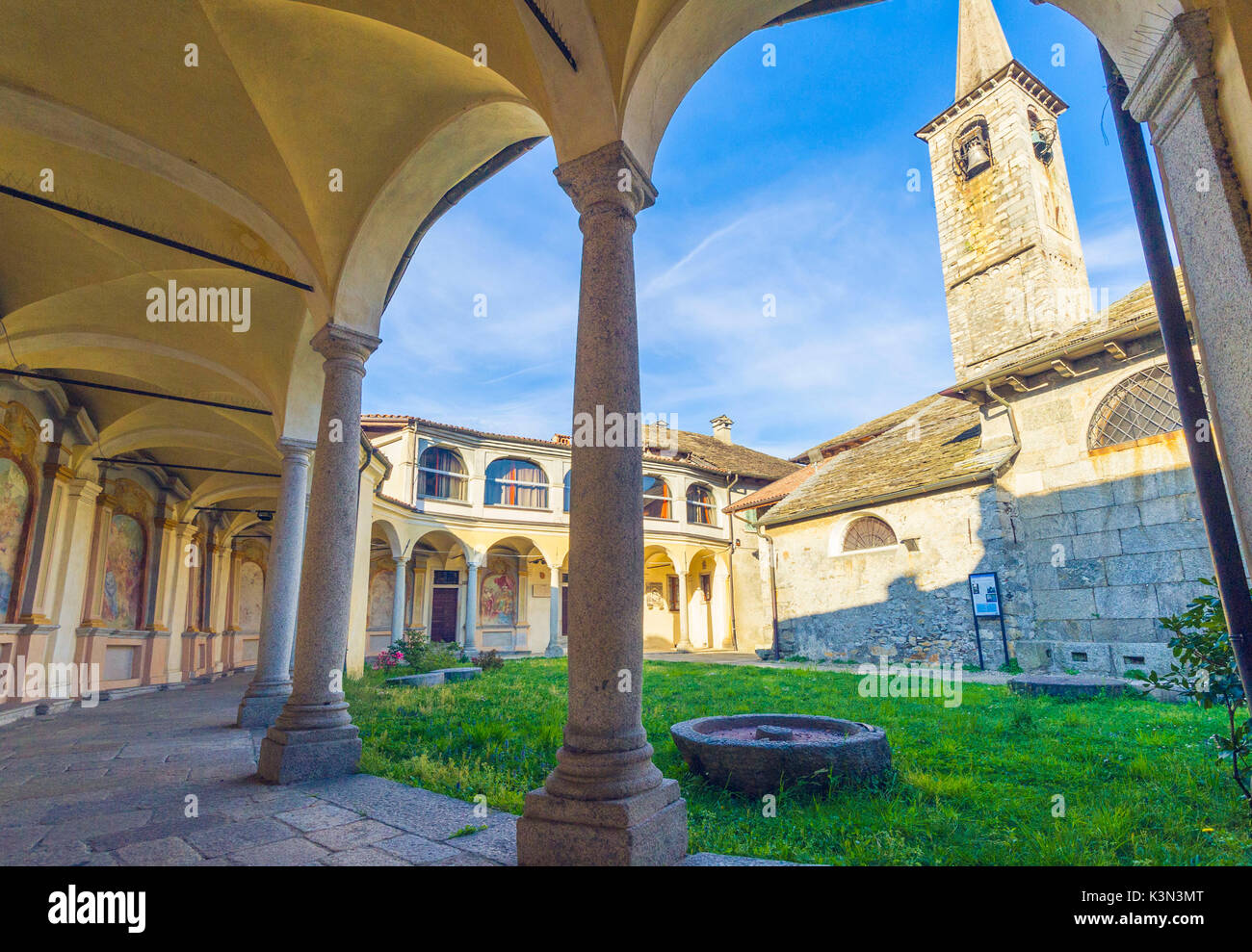 Mergozzo, Lago di Mergozzo, Piemonte, Italia. La chiesa e il suo vecchio chiostro con dipinti e portici. Foto Stock