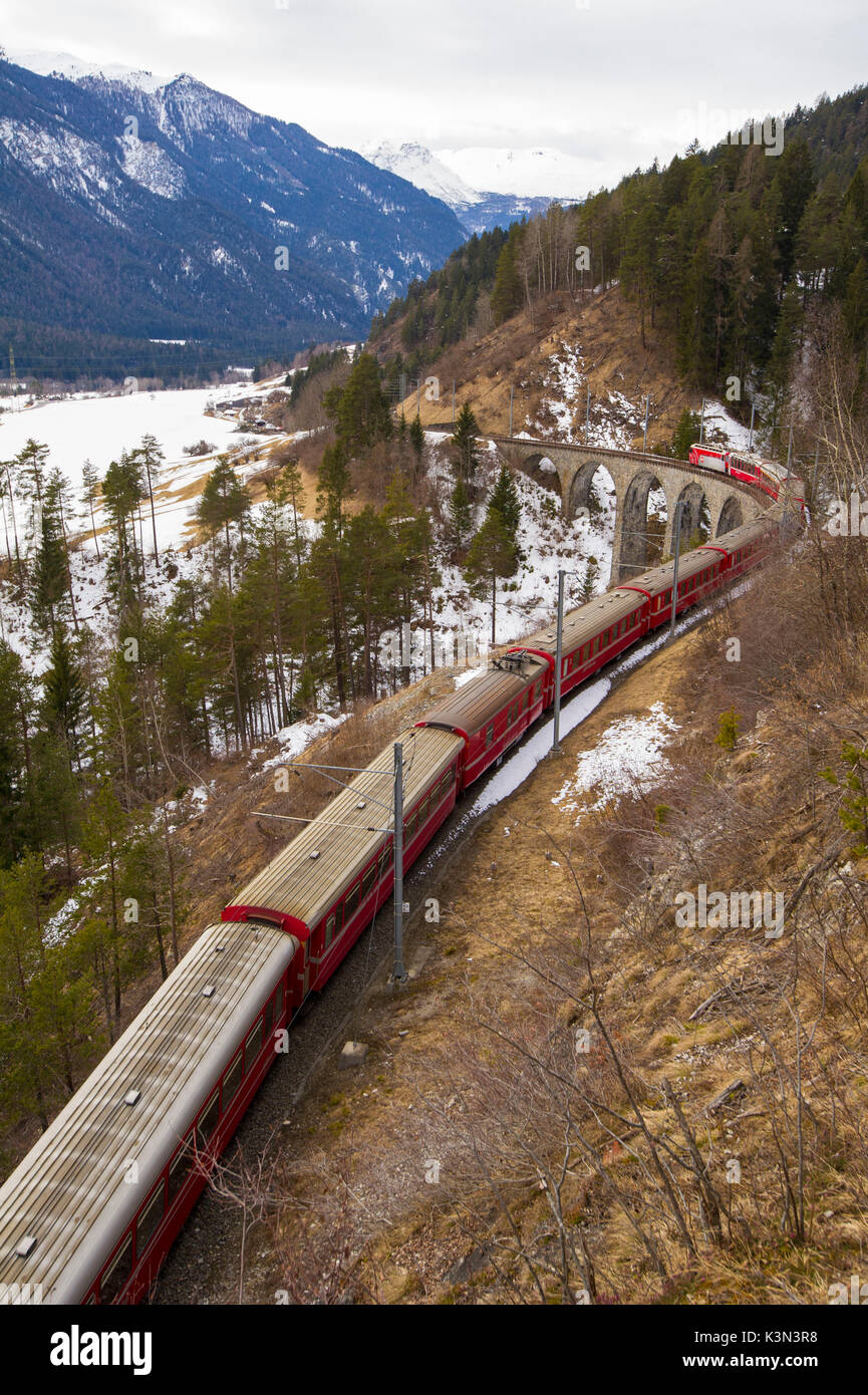 Trenino Rosso del Bernina il treno. In Engadina, Svizzera, Europa. Foto Stock