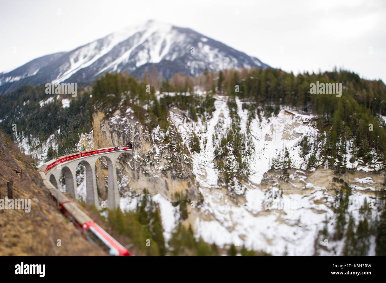 Trenino Rosso del Bernina il treno e il viadotto Landwasser. In Engadina, Svizzera, Europa. Foto Stock
