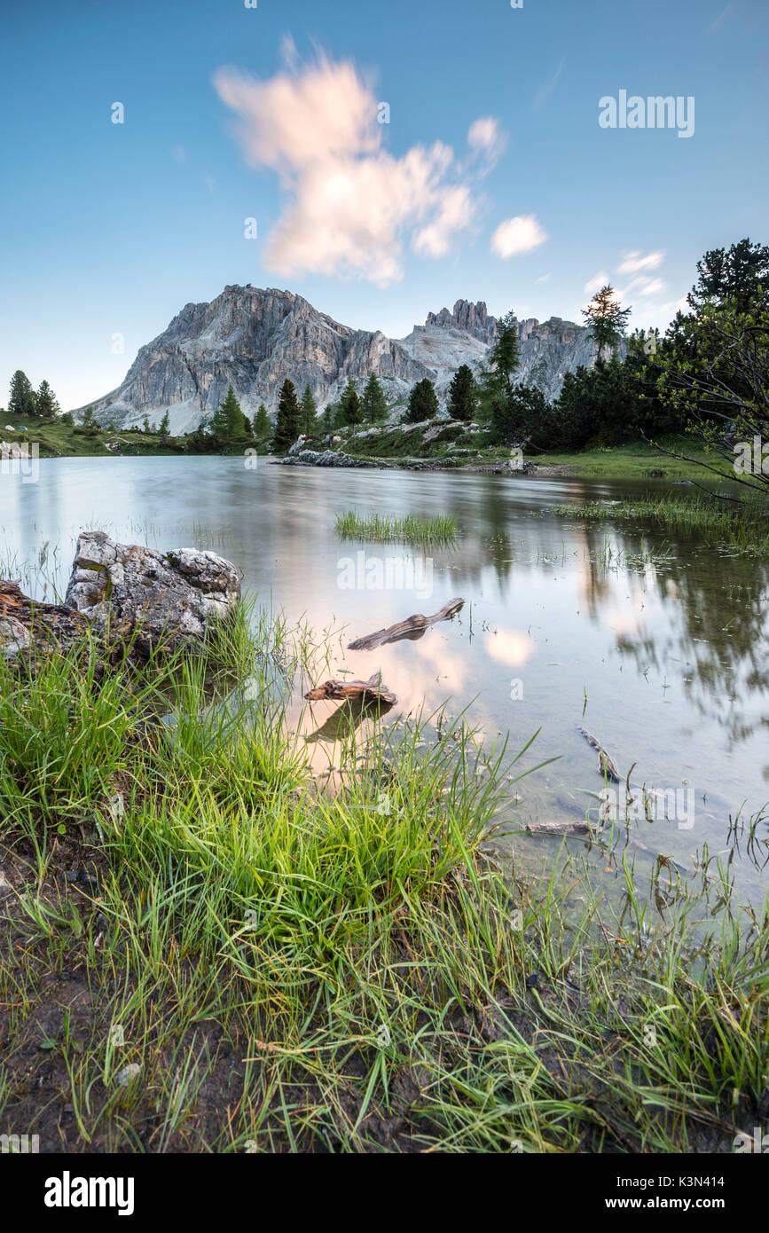 Lago di Limedes, Dolomiti, Veneto, Italia. La mattina presto sul lago di Limedes. Foto Stock