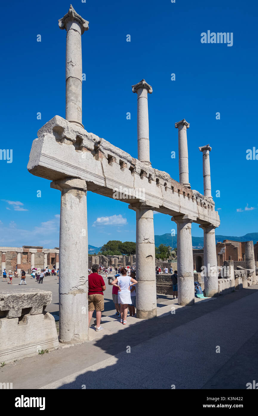 Resti del colonnato presso le rovine romane di Pompei, Italia Foto Stock