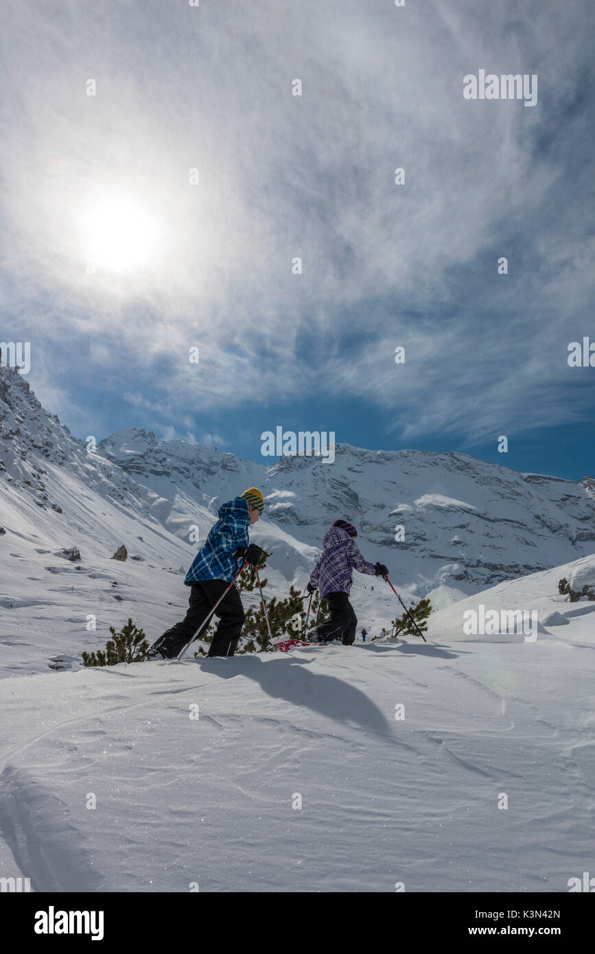 Fanes, Dolomiti, Alto Adige, Italia. I bambini con le racchette da neve passeggiate nelle montagne del Fanes Foto Stock