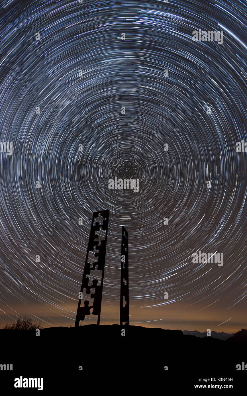 Alpe di Siusi / Seiser Alm, Dolomiti, Alto Adige, Italia. L'illustrazione "Missing Piece-Fingerprints' con un Startrail Foto Stock