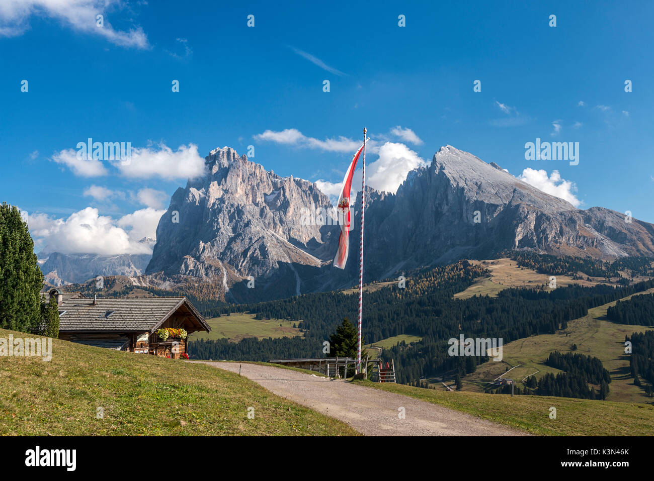 Alpe di Siusi / Seiser Alm, Dolomiti, Alto Adige, Italia. Il Rauch baita di montagna Foto Stock