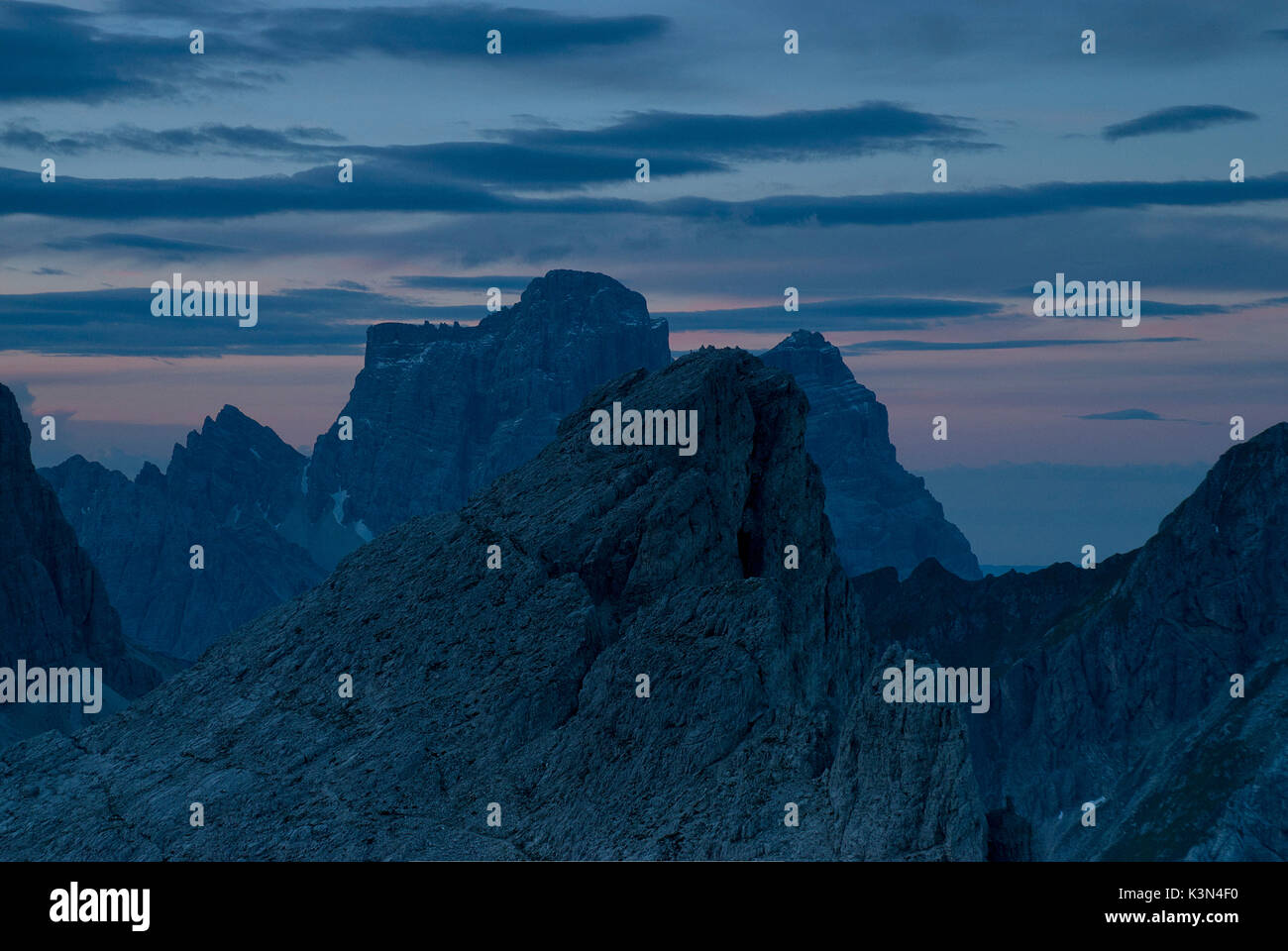 Nuvolau, Dolomiti, Veneto, Italia. Luce diffusa al mattino sul Monte Pelmo e Ra Gusela Foto Stock