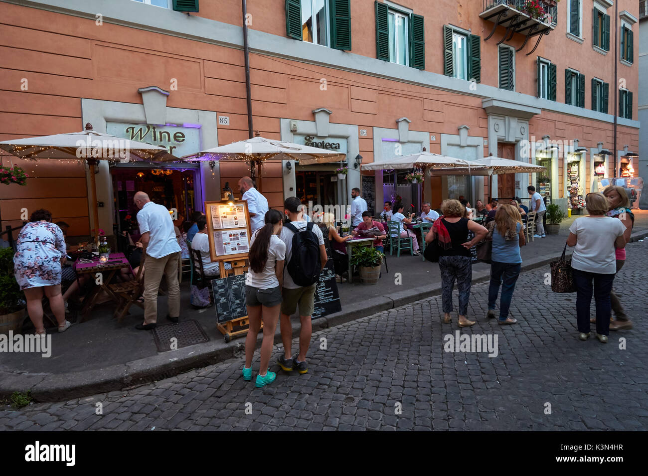 I turisti che visitano i ristoranti e i negozi di Trastevere, Roma, Italia Foto Stock