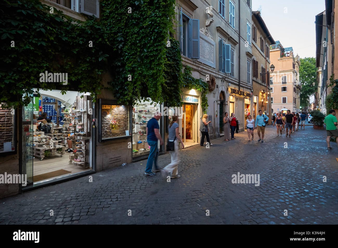 I turisti che visitano i ristoranti e i negozi di Trastevere, Roma, Italia Foto Stock