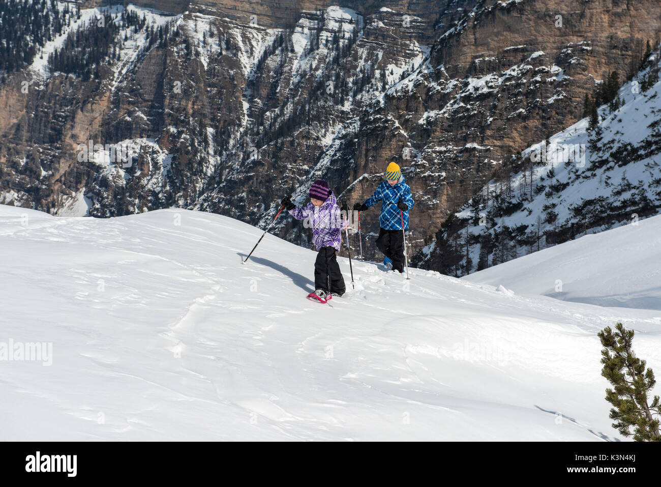 Fanes, Dolomiti, Alto Adige, Italia. I bambini con le racchette da neve passeggiate nelle montagne del Fanes Foto Stock