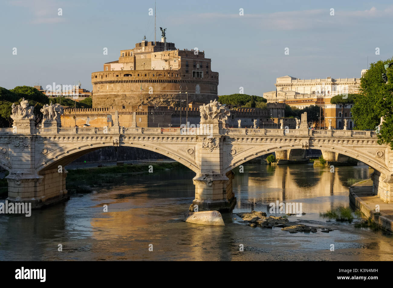 Il Castel Sant'Angelo e il Sant'Angelo ponte sul fiume Tevere a Roma, Italia Foto Stock